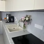 Bozur-a Modern And Comfy Place For 3 Persons דירה